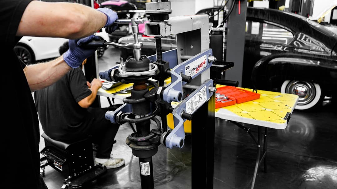 Equipe trabalhando em carros de luxo